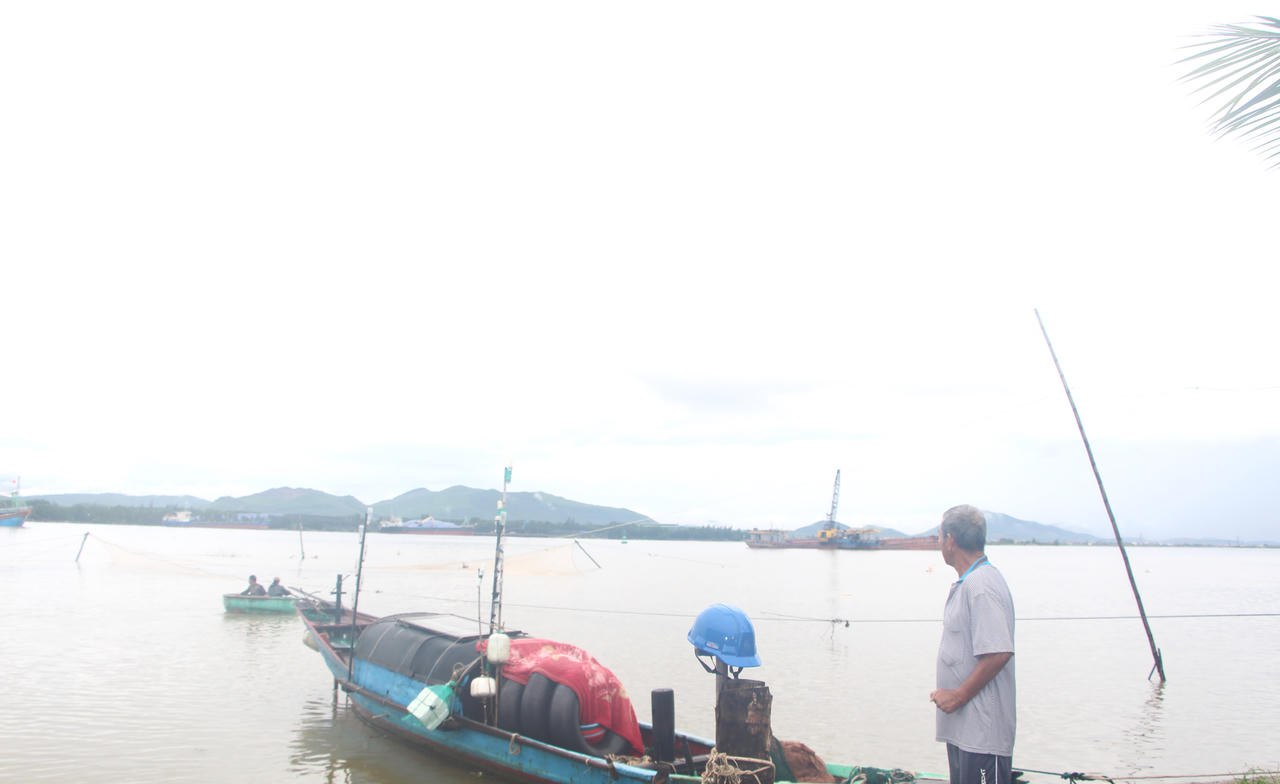 Ông Nguyễn Văn Khâm, bố đẻ anh Nguyễn Mạnh Cường, thấp thỏm lo lắng khi hay tin con trai gặp nạn trên biển. (Ảnh: Minh Phương)