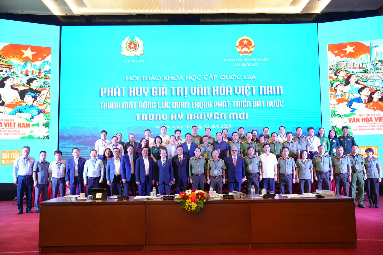Các đại biểu chụp ảnh lưu niệm. 