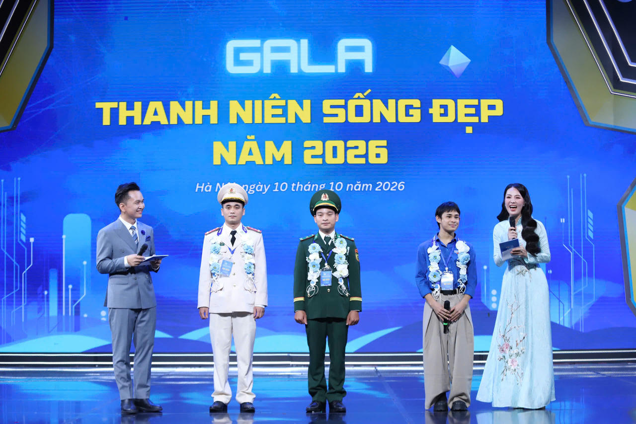 Các thanh niên giải thưởng Thanh niên sống đẹp chia sẻ tại chương trình. (Ảnh: Đ.H)