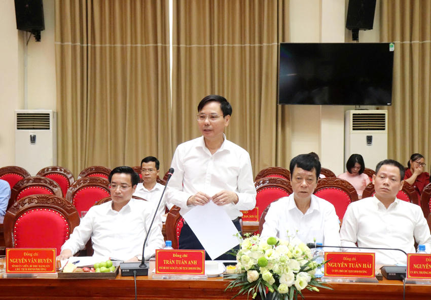 Ông Trần Tuấn Anh - Phó Bí thư Đảng ủy, Chủ tịch UBND phường điều hành chương trình tọa đàm, đối thoại với doanh nghiệp.(Ảnh: Thu Hằng)
