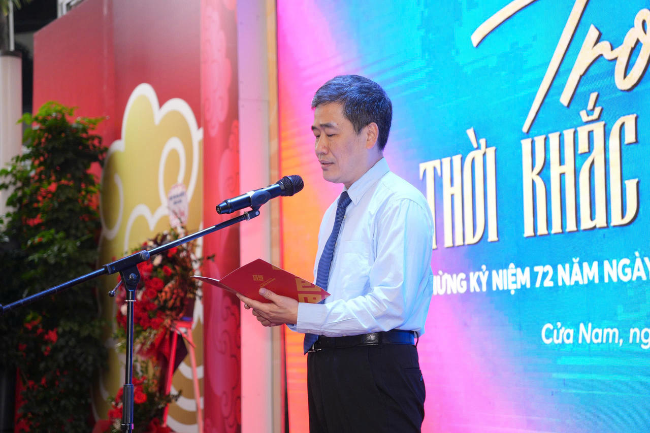 &Ocirc;ng Nguyễn Quốc Ho&agrave;n - Chủ tịch UBND Phường Cửa Nam ph&aacute;t biểu tại lễ khai mạc chương tr&igrave;nh &ldquo;Trở về thời khắc thi&ecirc;ng li&ecirc;ng&rdquo; (Ảnh: BTC).