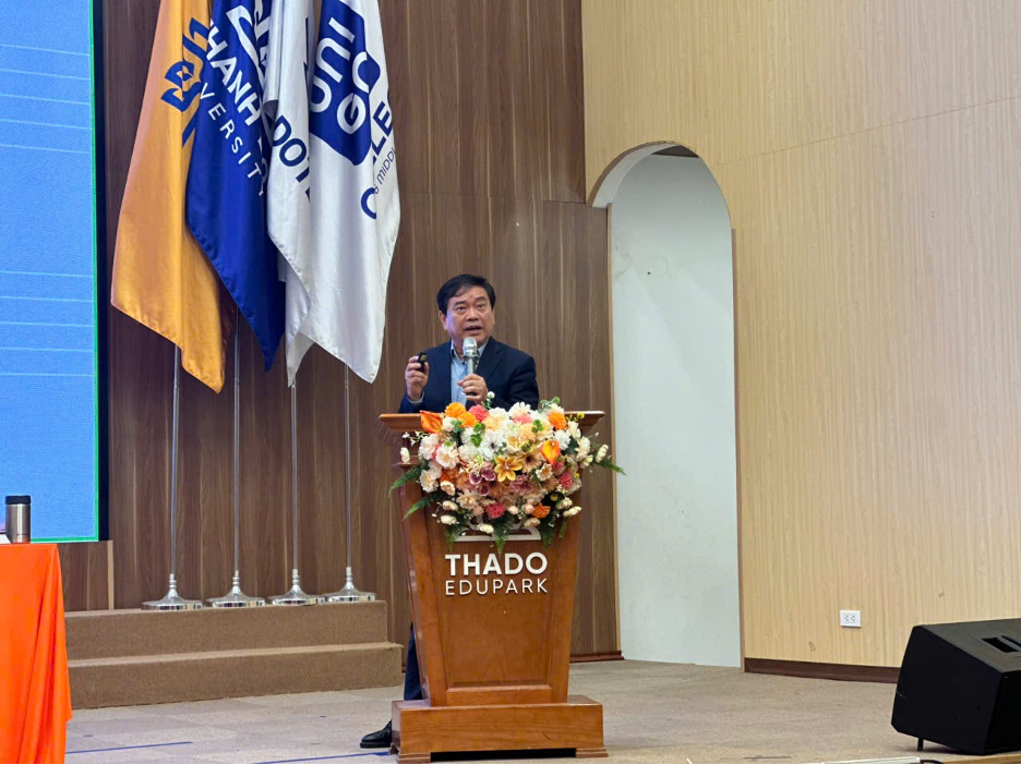 GS.TS. Trần Thọ Đạt trình bày tham luận tại hội thảo. Ảnh: BTC