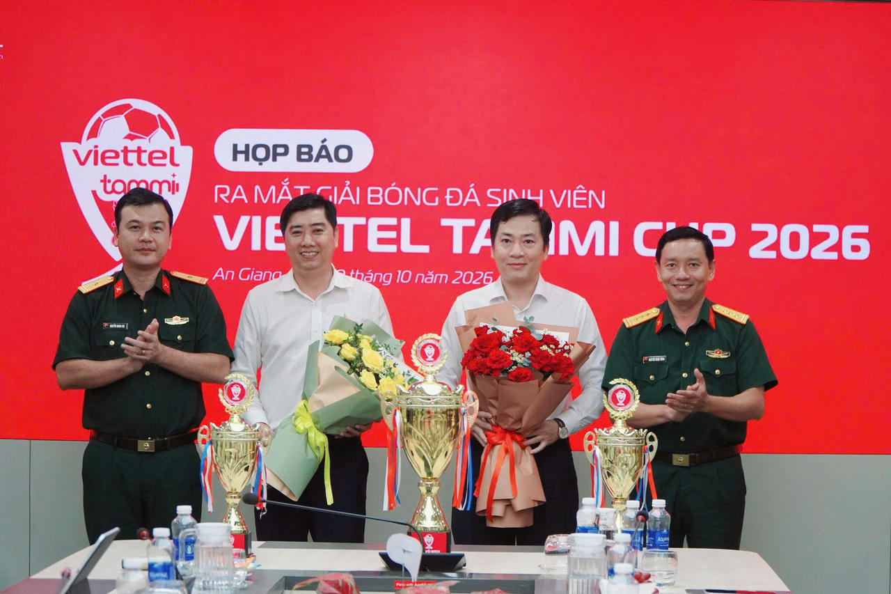 Lãnh đạo Viettel An Giang tặng hoa cho Ban Giám hiệu 2 trường. Ảnh: Khánh Thùy