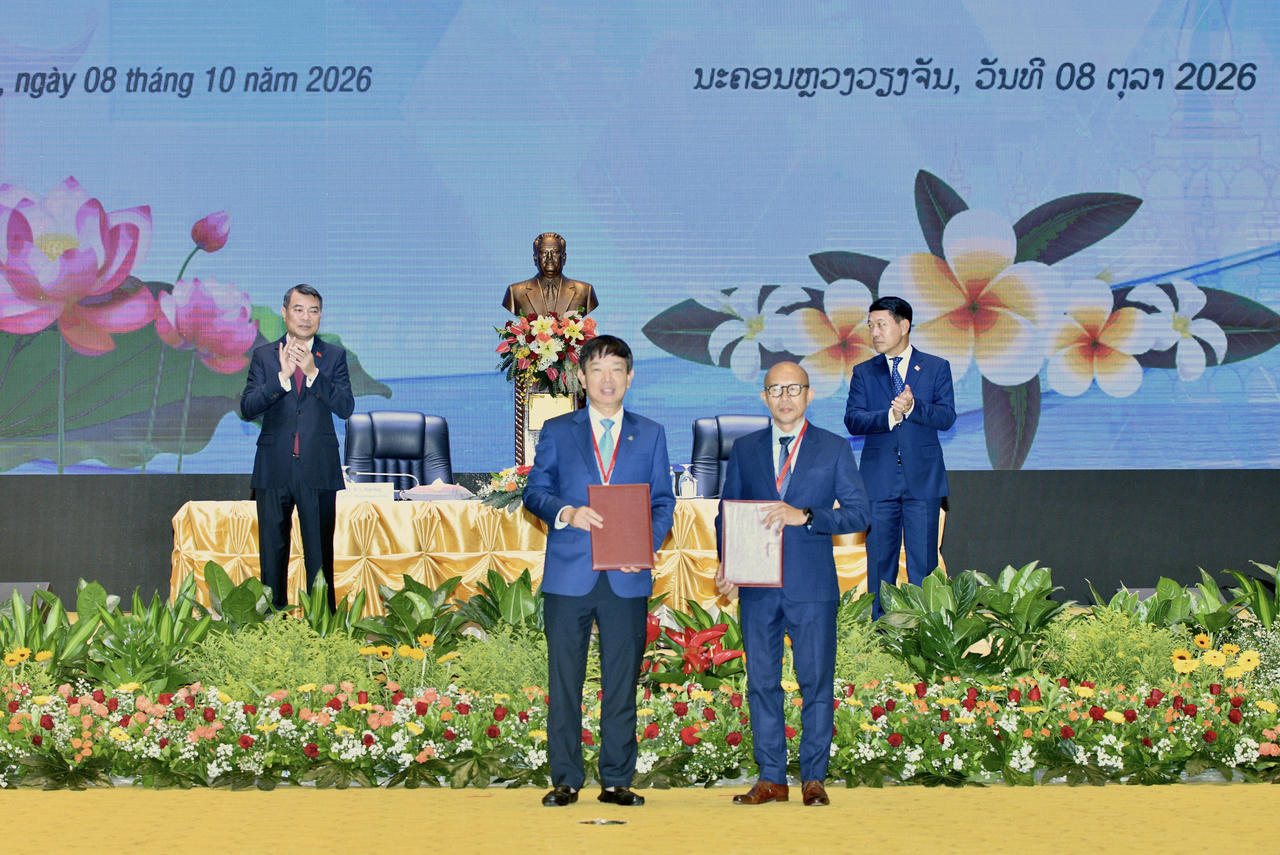 Ông Đinh Văn Tuấn, PTGĐ  Vietnam Airlines và Ông Inthy Deuansavanh, Chủ tịch Hiệp hội đại lý du lịch Lào (LATA) trao biên bản ghi nhớ hợp tác nhằm thúc đẩy phát triển các sản phẩm du lịch.