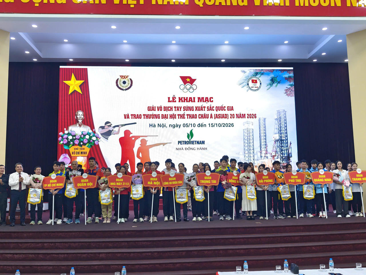 BTC chụp ảnh lưu niệm cùng các đoàn tham dự Giải Vô địch tay súng xuất sắc quốc gia (Ảnh BTC)