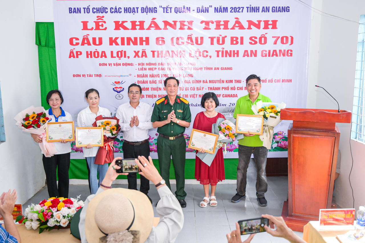 Đại tá Cao Minh Tâm, Phó Chính ủy Bộ CHQS tỉnh cùng với cấp ủy, chính quyền địa phương trao hoa cho nhà tài trợ. Ảnh: Phương Vũ