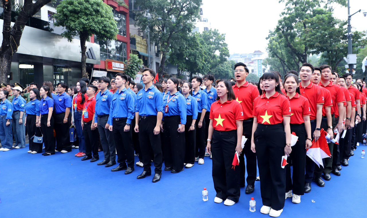 Xúc động Lễ chào cờ và hát quốc ca ở chặng 7 Hành trình Tôi yêu Tổ quốc tôi tại Hà Nội. (Ảnh: Đ.H)
