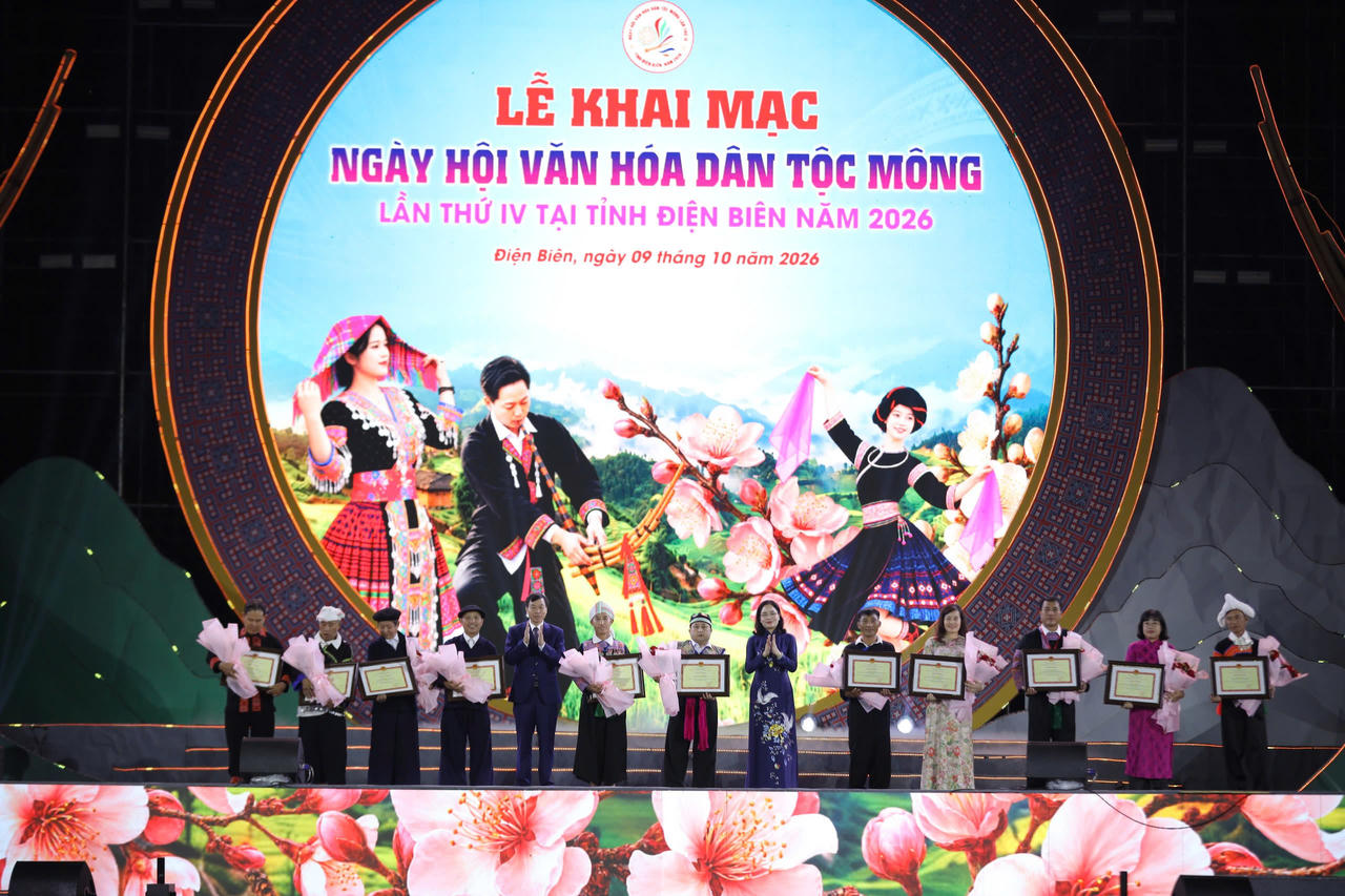 Rực rỡ đêm khai mạc Ngày hội Văn hóa dân tộc Mông tại Điện Biên