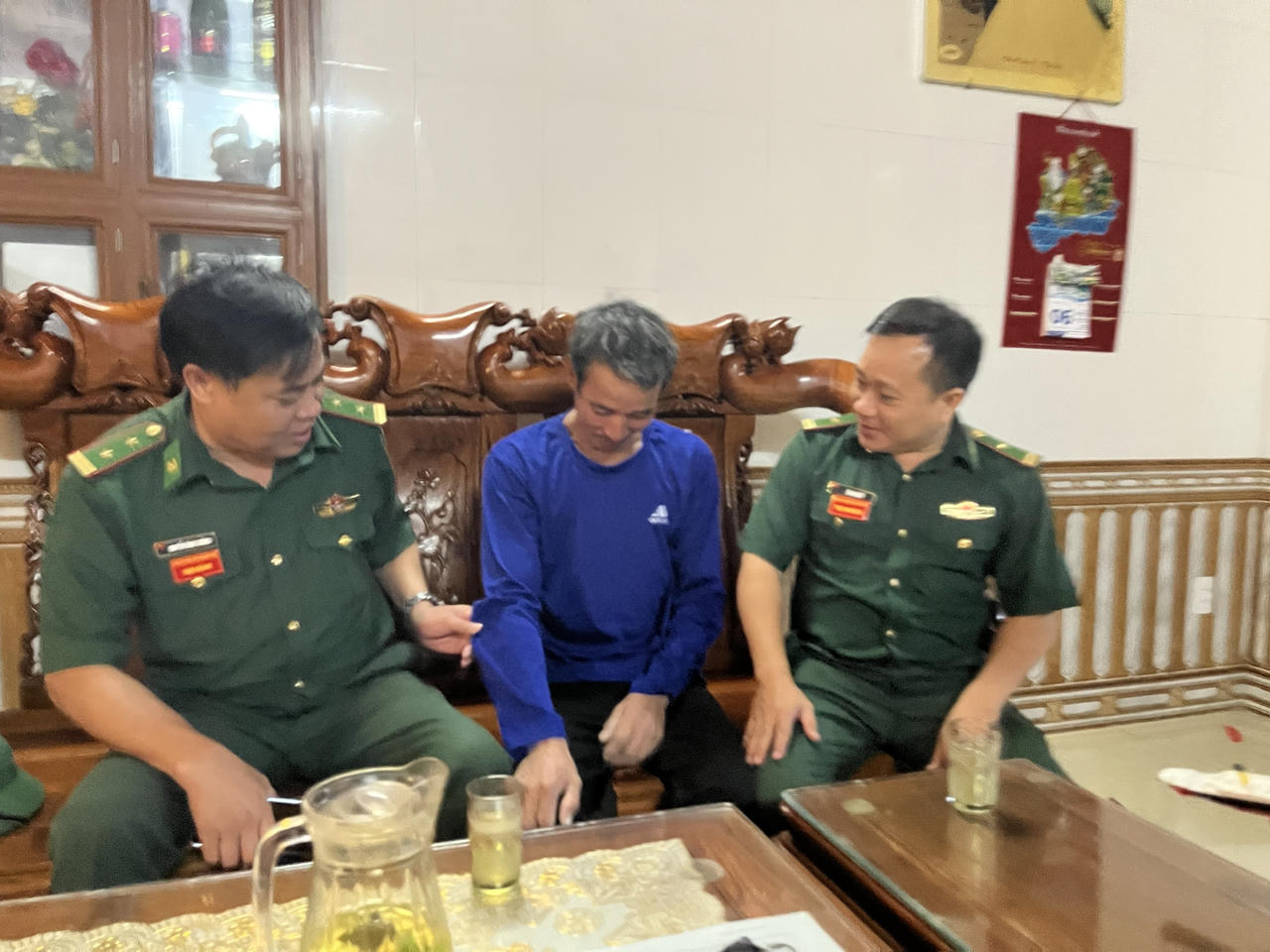 Ngư dân Nguyễn Mạnh Cường về nhà an toàn sau 8 giờ mất tích trên biển. (Ảnh: Hoài Nam)
