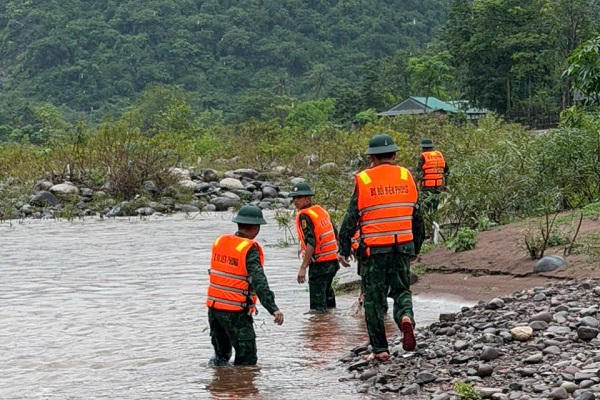 Mưa lớn gây sạt lở, chia cắt nhiều khu vực ở Quảng Trị, một phụ nữ mất tích