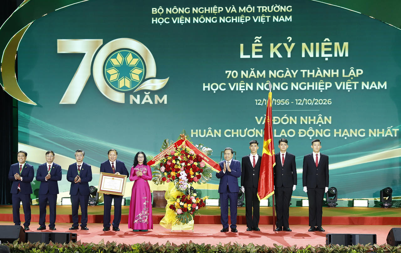 Chủ tịch Quốc hội Trần Thanh Mẫn trao Huân chương Lao động hạng Nhất và tặng hoa chúc mừng Học viện Nông nghiệp Việt Nam.