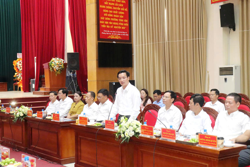 Ông Nguyễn Văn Huyến - Tỉnh ủy viên, Bí thư Đảng ủy, Chủ tịch HĐND phường Vĩnh Yên phát biểu chào mừng, định hướng nội dung đối thoại.(Ảnh: Thu Hằng)