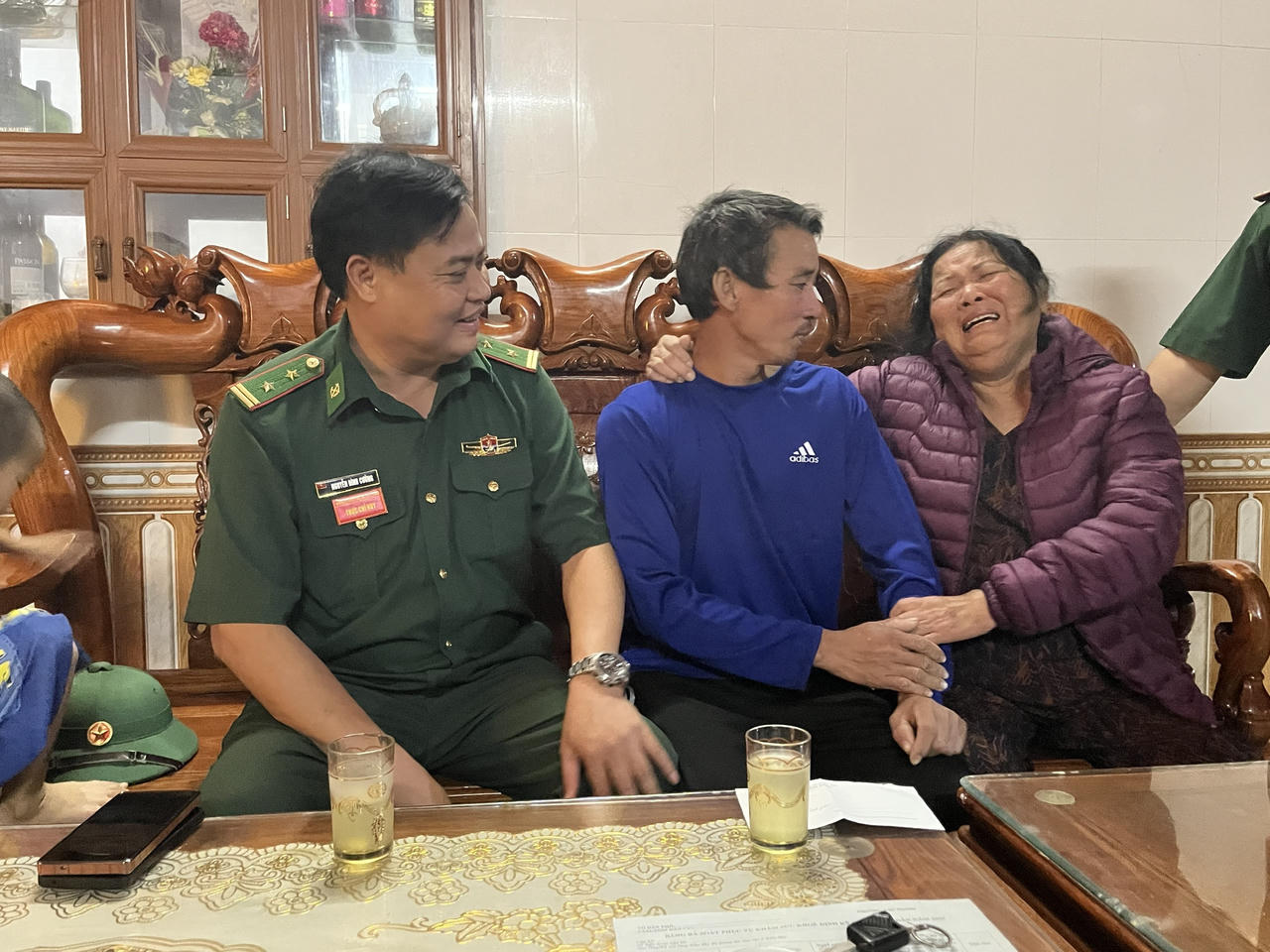 Người thân xúc động khi anh Nguyễn Mạnh Cường may mắn trở về an toàn sau gần 8 giờ lênh đênh giữa biển. (Ảnh: Hoài Nam)