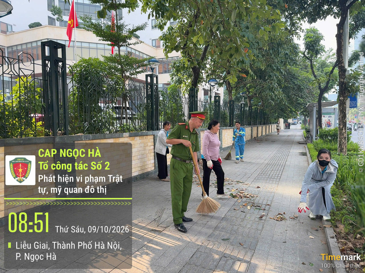Lực lượng Công an phường tham gia dọn dẹp vệ sinh môi trường trên tuyến phố Liễu Giai. Ảnh: Công an phường Ngọc Hà