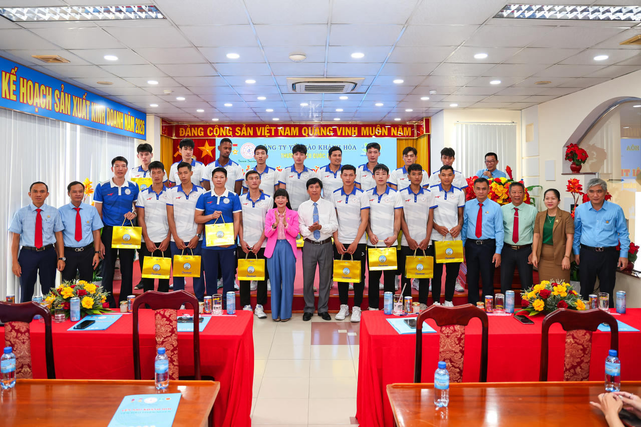Lãnh đạo Công ty Yến sào Khánh Hòa tặng quà cho các vận động viên đội bóng chuyền Sanest Khánh Hòa. Ảnh: Yến sào Khánh Hòa