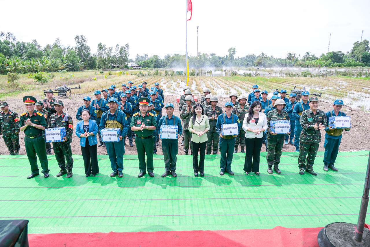 Kết thúc diễn tập, bà Nguyễn Thị Thanh Hương, Phó Bí thư Tỉnh ủy, Chủ tịch HĐND tỉnh cùng Đại tá Bùi Sỹ Hùng, Phó Chỉ huy trưởng Bộ CHQS tỉnh và các thành viên Ban Chỉ đạo diễn tập tỉnh đã trao tặng quà, động viên các lực lượng tham gia diễn tập. Ảnh: Phương Vũ