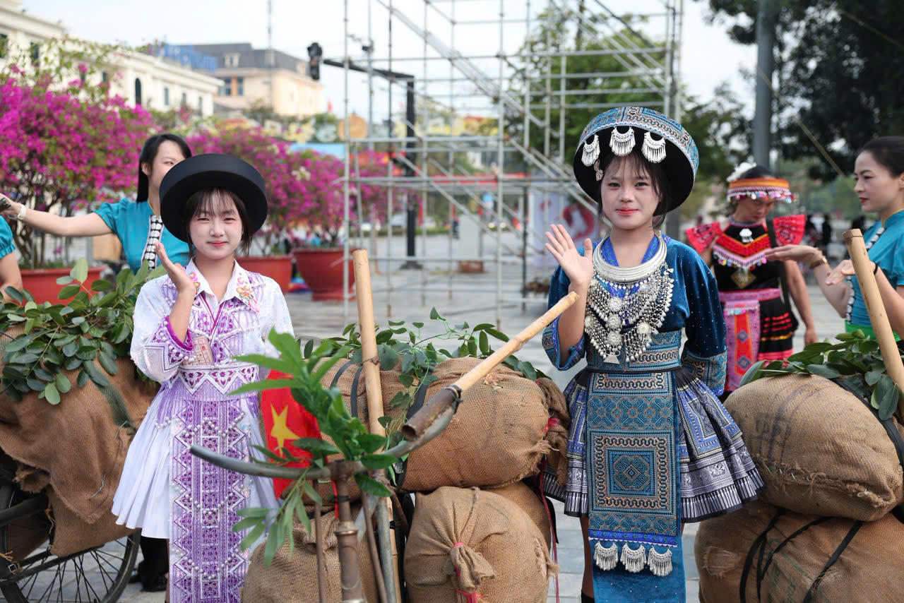 Thông qua hoạt động đẩy xe đạp thồ, hình ảnh lịch sử được tái hiện gần gũi trong không gian giao lưu văn hóa cộng đồng. Đồng bào các dân tộc cùng tham gia trải nghiệm, tìm hiểu lịch sử, chia sẻ niềm tự hào về vùng đất Điện Biên anh hùng. Qua đó, ngày hội không chỉ tôn vinh, lan tỏa những giá trị văn hóa truyền thống mà còn góp phần giáo dục truyền thống yêu nước, bồi đắp lòng tự hào dân tộc cho thế hệ trẻ.