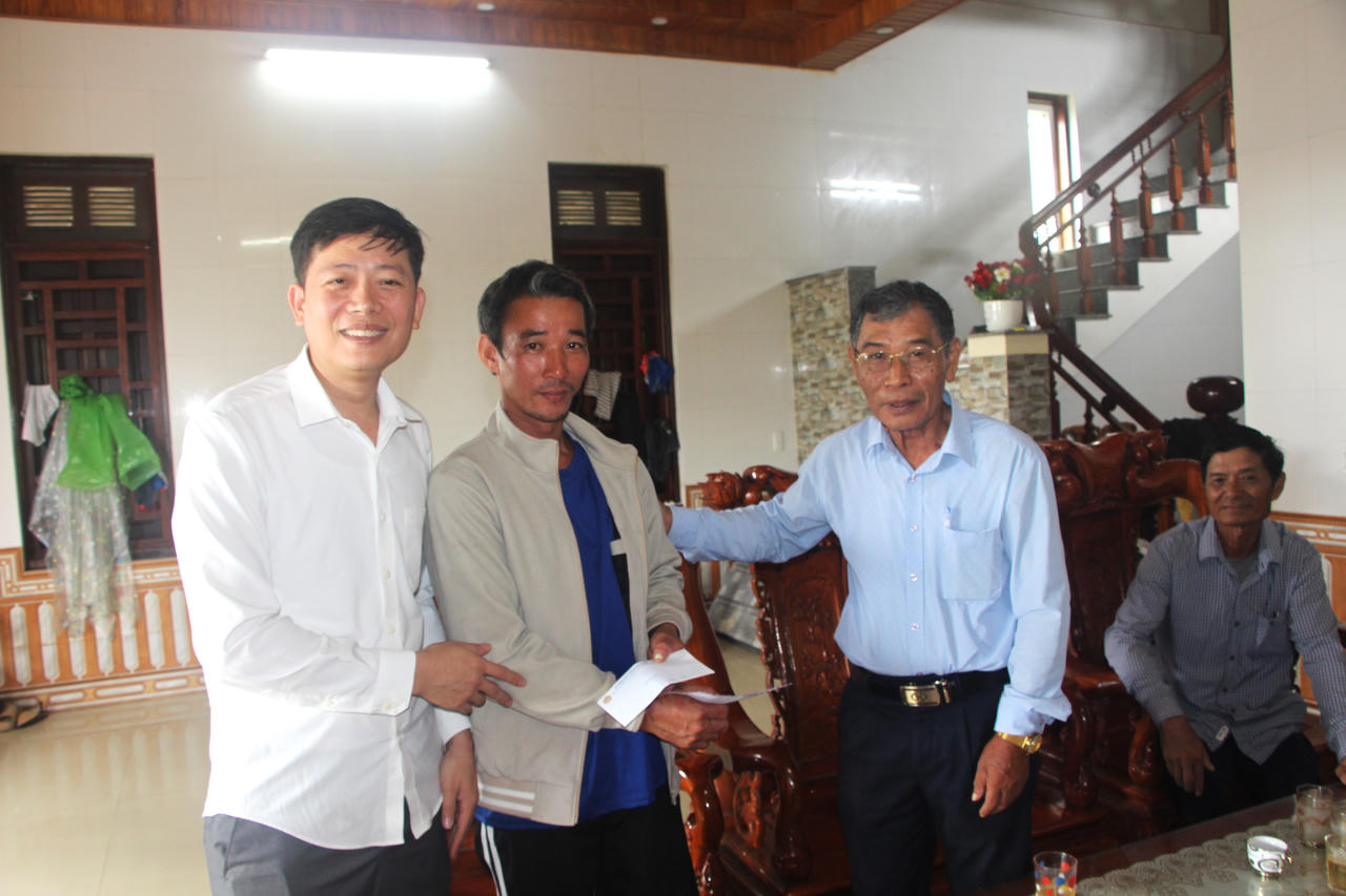 Đại diện các cơ quan, đơn vị chúc mừng, động viên anh Nguyễn Mạnh Cường khi anh may mắn thoát nạn trong vụ chìm tàu cá. (Ảnh: Minh Phương)