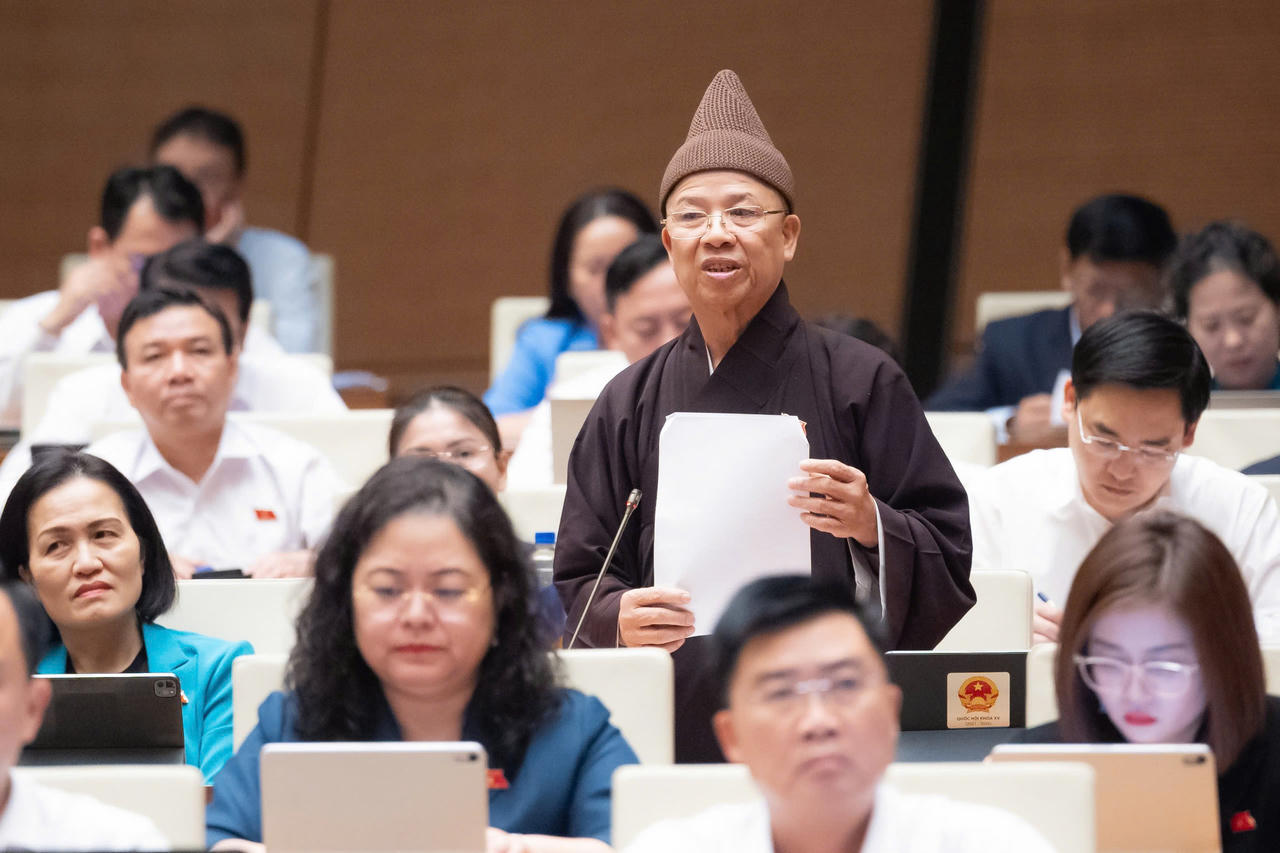 ĐBQH, Hòa thượng Thích Thanh Quyết phát biểu tại phiên thảo luận ở hội trường về Dự án Luật Tín ngưỡng, tôn giáo (sửa đổi), tháng 4/2026. (Ảnh: MT/ĐBND)