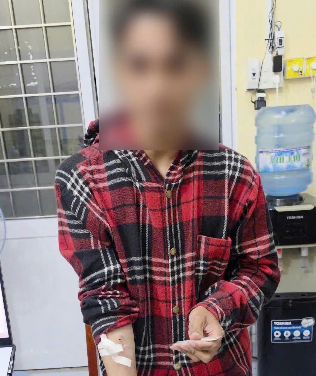 Anh N.V.K cùng con dao tự gây thương tích cho bản thân rồi đến Công an xã Khánh Bình trình báo bị cướp. Ảnh: Tiến Tầm