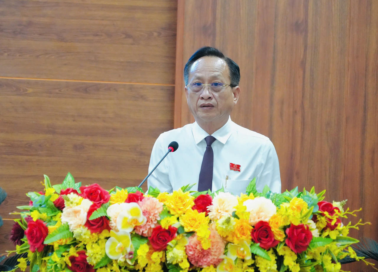 Ông Phạm Văn Thiều - Phó Bí thư Tỉnh ủy, Chủ tịch HĐND tỉnh Cà Mau, đề nghị UBND tỉnh và các cơ quan liên quan sớm triển khai các Nghị quyết đã được thông qua, xác định rõ trách nhiệm của từng đơn vị và kịp thời tháo gỡ những khó khăn phát sinh (Ảnh: T.N).