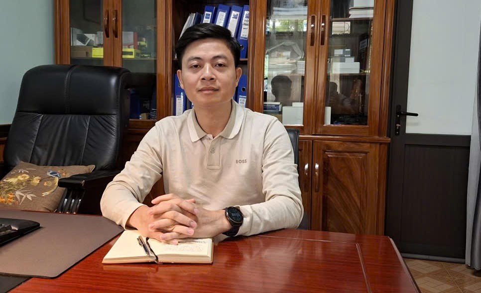Ông Trần Ngọc Báu - Tổng Giám đốc Công ty TNHH Hồng Phong trao đổi thông tin với phóng viên Pháp luật Việt Nam. Ảnh: Minh Hữu.
