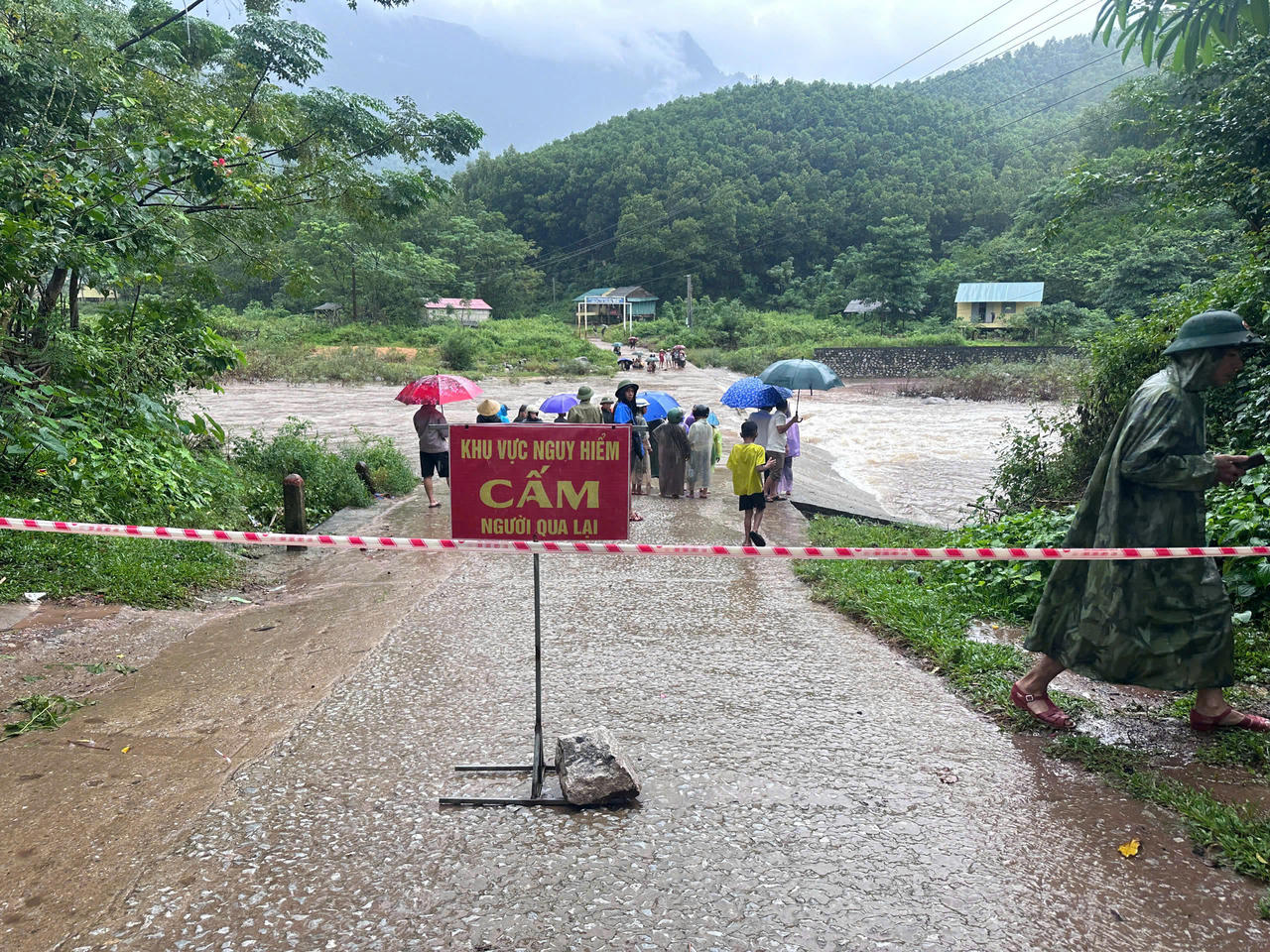Bộ đội vượt lũ giúp dân, khẩn trương tìm kiếm cứu nạn ở Quảng Trị