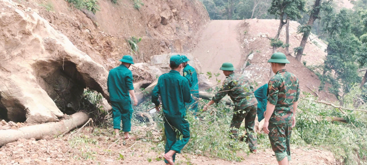 Bộ đội vượt lũ giúp dân, khẩn trương tìm kiếm cứu nạn ở Quảng Trị