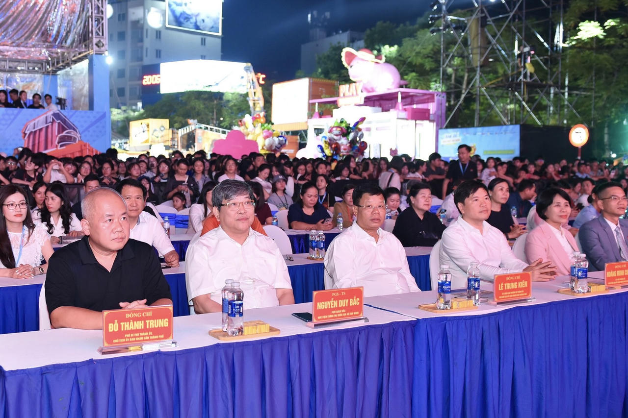L&atilde;nh đạo th&agrave;nh phố c&ugrave;ng quan kh&aacute;ch tham dự buổi lễ (ảnh: Hải Anh)