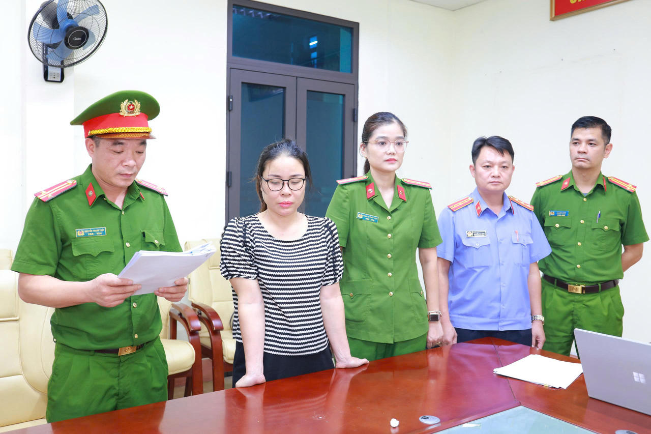 Đặng Thị Lý đã cố ý lập và trực tiếp giả mạo chữ ký của Giám đốc Ban Quản lý Dự án đầu tư xây dựng huyện Bát Xát trên 111 bộ hồ sơ, ủy nhiệm chi giả.(Ảnh: Tuấn Hải)