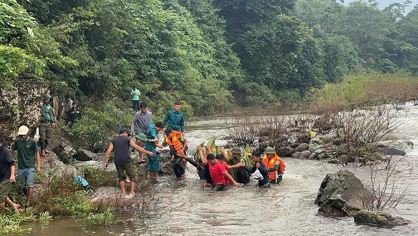 Bộ đội vượt lũ giúp dân, khẩn trương tìm kiếm cứu nạn ở Quảng Trị