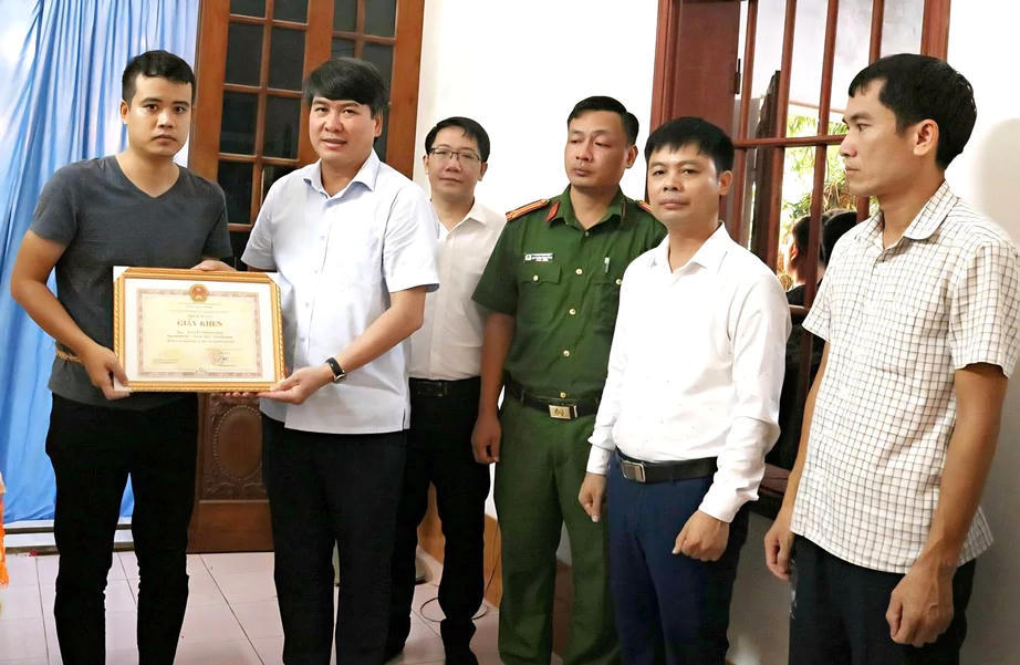  Lãnh đạo UBND xã Giao Thủy (Ninh Bình) đã đến thăm hỏi gia đình ông Nguyễn Trọng Khải (sinh năm 1959). (Ảnh T.A)
