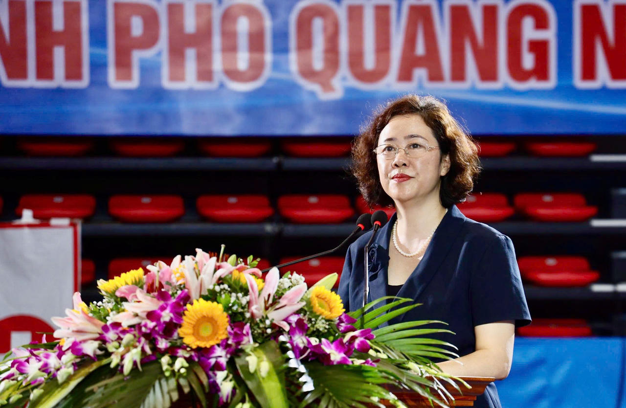 Bà Vũ Thị Mai Anh, Phó Chủ tịch UBND thành phố Quảng Ninh, Trưởng Ban Chỉ đạo Đại hội TDTT thành phố lần thứ X năm 2026, phát biểu khai mạc Đại hội. (Ảnh: Công Hoan)