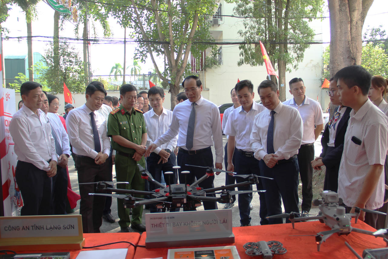 Đại biểu tham quan thiết bị không người lái. Ảnh: HM