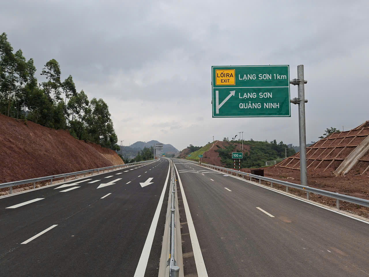 Giai đoạn 1 cao tốc Hữu Nghị - Chi Lăng và Đồng Đăng - Trà Lĩnh qua địa phận Lạng Sơn cần hàng triệu m3 đá các loại. Ảnh: Minh Hữu.