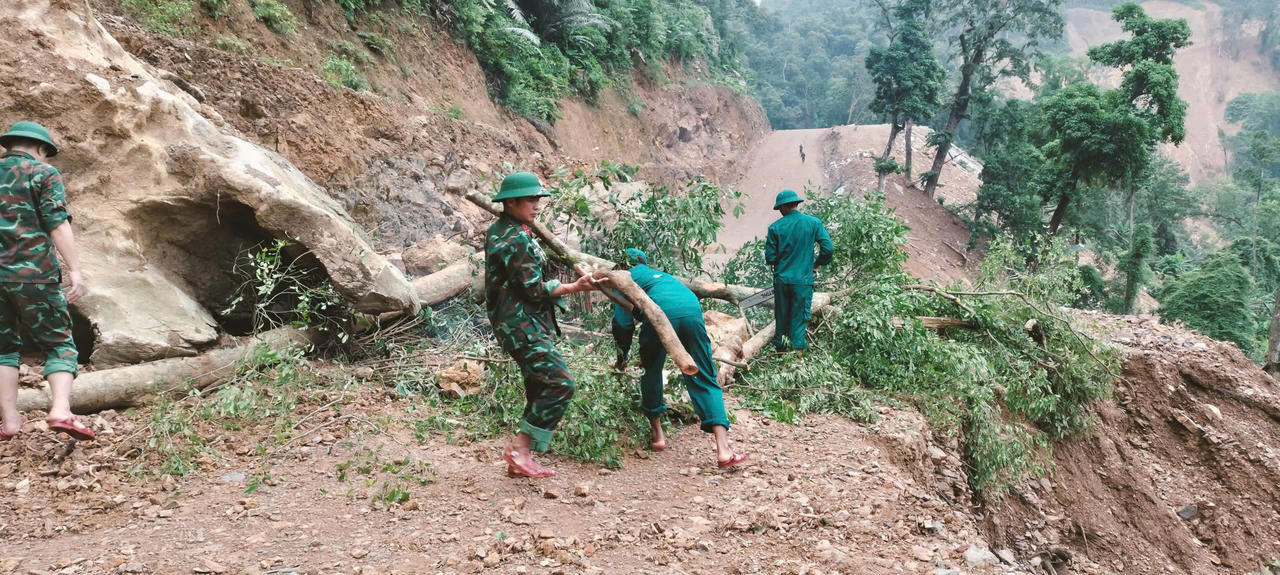 Bộ đội vượt lũ giúp dân, khẩn trương tìm kiếm cứu nạn ở Quảng Trị