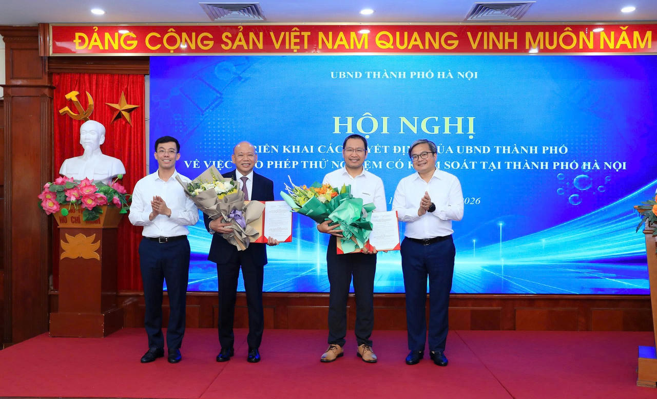 Phó Chủ tịch UBND TP Hà Nội Trương Việt Dũng trao các quyết định cho phép thử nghiệm có kiểm soát tại TP cho 2 doanh nghiệp hồi tháng 9 vừa qua. (Ảnh:  Hanoi.gov.vn)
