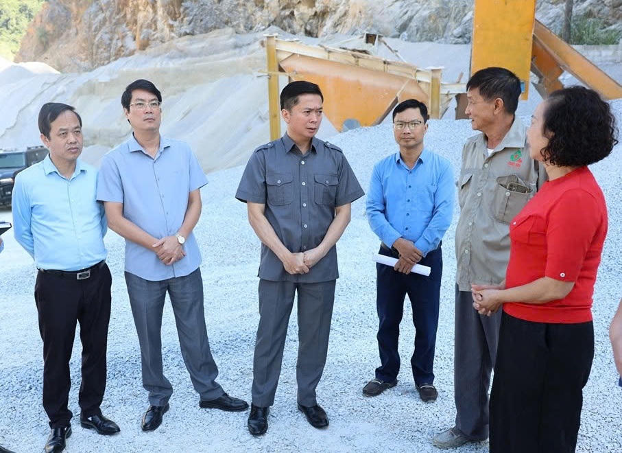Lãnh đạo UBND tỉnh Lạng Sơn cùng lãnh đạo các sở liên quan thường xuyên đi kiểm tra các mỏ đá, nỗ lực gỡ điểm nghẽn nguồn vật liệu xây dựng. Ảnh: CTV