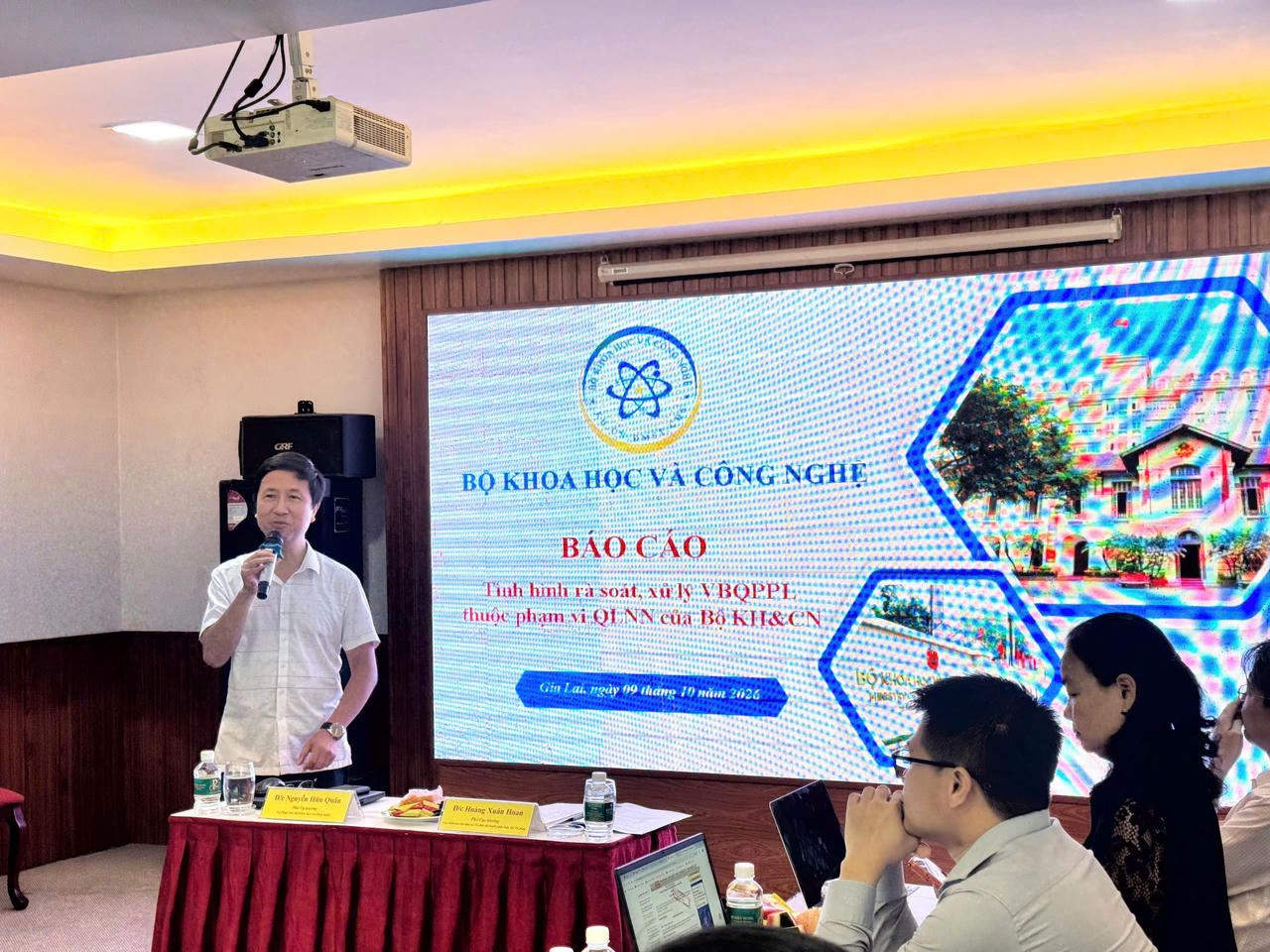 Ông Nguyễn Hữu Quân, Phó Vụ trưởng Vụ pháp chế, Bộ Khoa học và Công nghệ, báo cáo tại Tọa đàm.