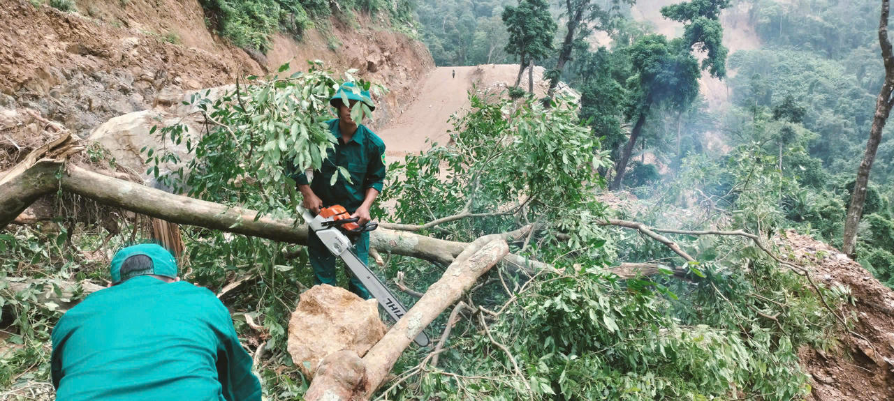 Bộ đội vượt lũ giúp dân, khẩn trương tìm kiếm cứu nạn ở Quảng Trị