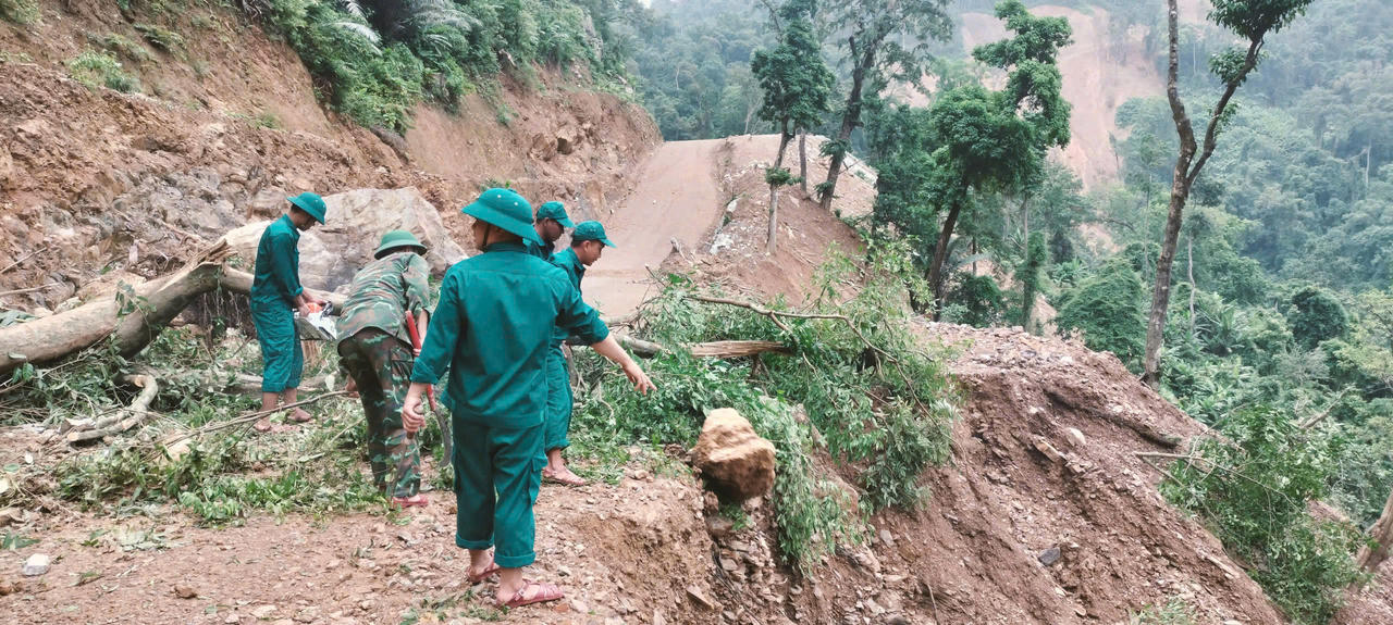 Bộ đội vượt lũ giúp dân, khẩn trương tìm kiếm cứu nạn ở Quảng Trị