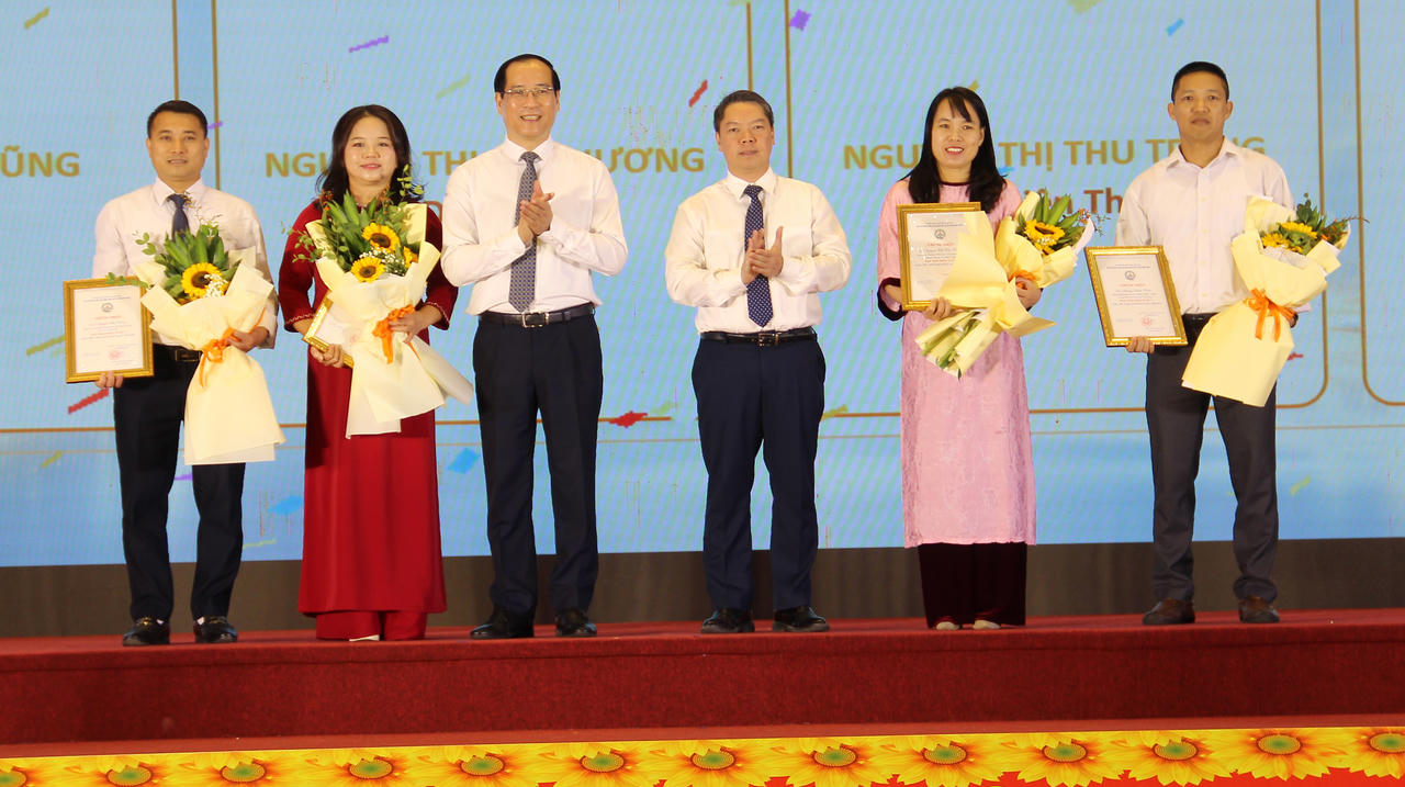 Phó Chủ tịch Thường trực HĐND tỉnh Lạng Sơn Dương Xuân Huyên, Phó Chủ tịch UBND tỉnh Lạng Sơn Đoàn Thanh Sơn trao 4 giải Nhất cá nhân Cuộc thi “Công dân số Xứ Lạng” năm 2026. Ảnh: HM