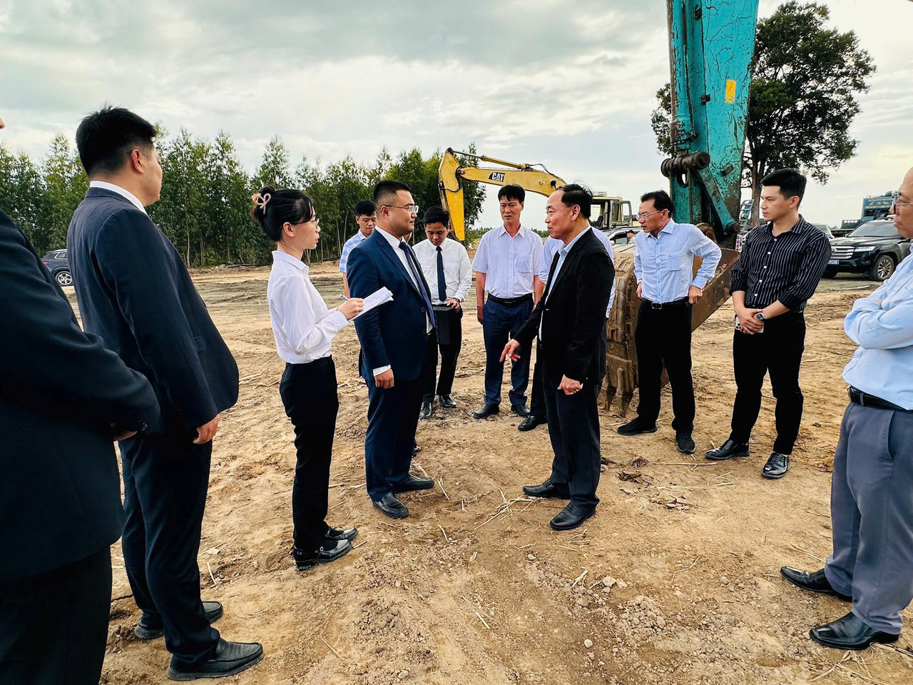 Đoàn công tác nghe giới thiệu về quy hoạch và các hạng mục triển khai tại công trường. (Ảnh: Trung tâm Xúc tiến đầu tư Gia Lai).