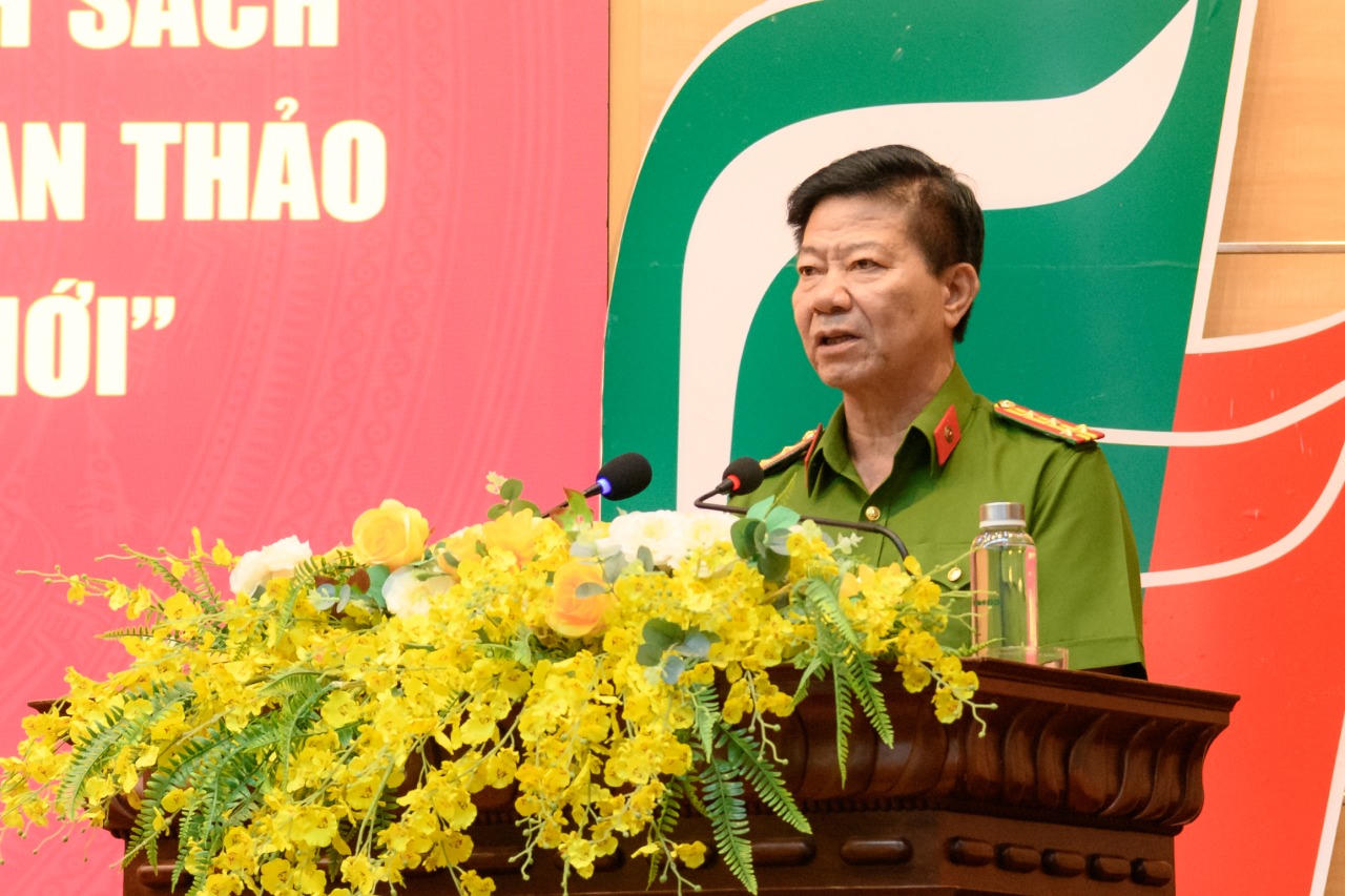 Đại tá Lê Phương Nam – Phó Giám đốc Công an tỉnh Quảng Trị phát biểu tại Hội thảo. (Ảnh: CAQT)