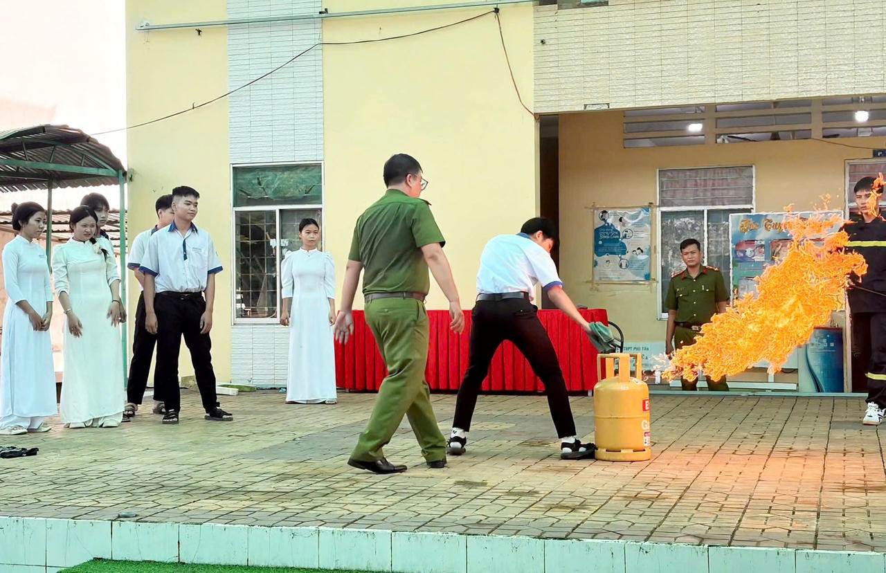 Tuyên truyền, trải nghiệm kỹ năng phòng cháy, chữa cháy và cứu nạn, cứu hộ cho học sinh