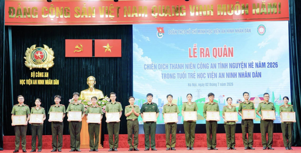 Đến nay, Trung úy Chu Mạnh Hùng (ngoài cùng bên trái) đã vinh dự được trao nhiều Bằng khen, Giấy khen cao quý từ các cơ quan Trung ương và địa phương.
