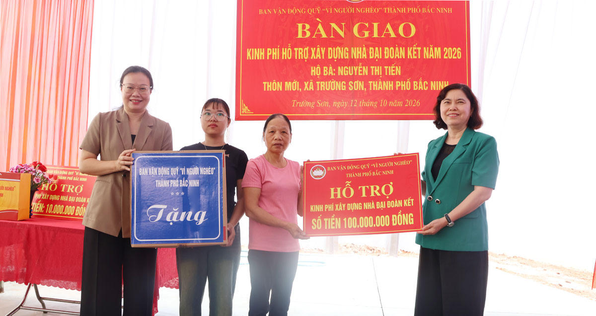 Phó Chủ tịch Thường trực HĐND thành phố Trần Thị Hằng (đầu tiên bên phải) trao hỗ trợ kinh phí 100 triệu đồng xây dựng nhà đại đoàn kết năm 2026 cho gia đình bà Nguyễn Thị Tiến. (Ảnh: N.H)