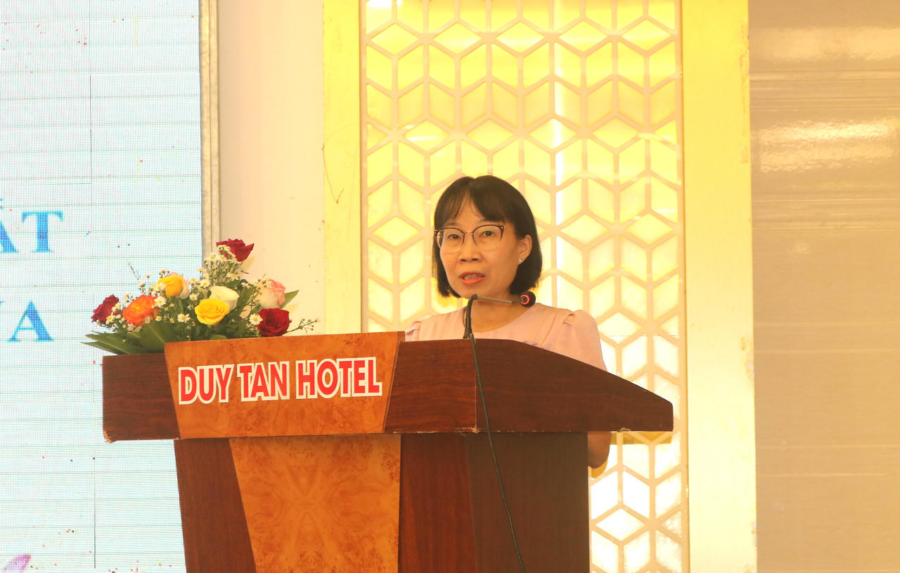 Bà Tạ Thị Tài, Phó Vụ trưởng Vụ Pháp chế (Thanh tra Chính phủ) báo cáo về kết quả tổng rà soát và đề xuất xử lý hệ thống VBQPPL. (Ảnh: T.Nhung)