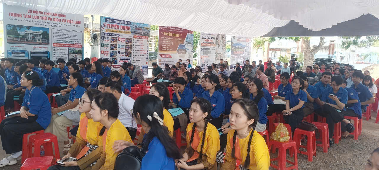 Đông đảo thanh niên, người lao động tham dự phiên giao dịch việc làm. Ảnh ĐVCC.