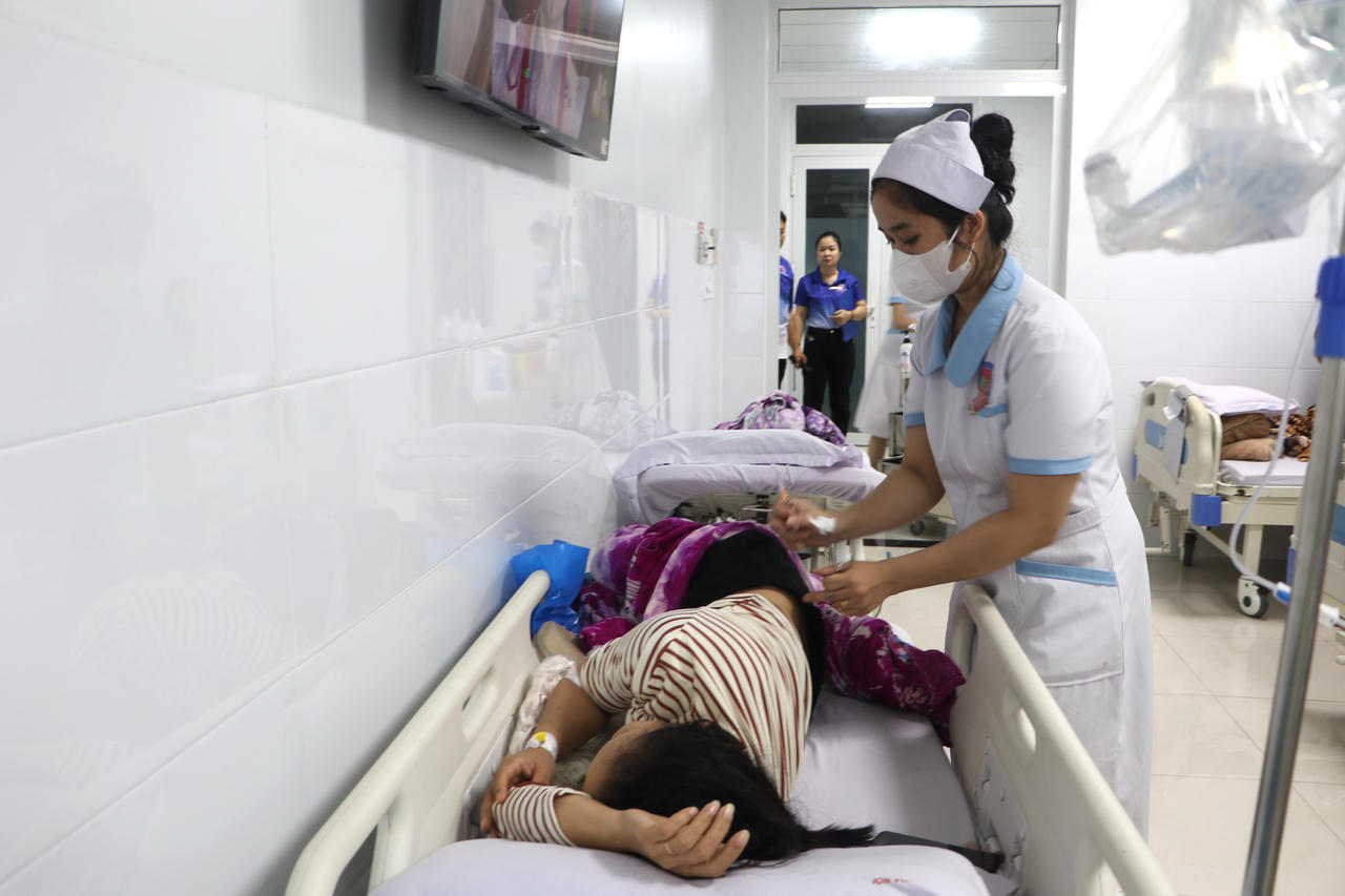 Một trong những bệnh nhân đầu tiên nhập viện sau khi ăn bánh mỳ. (Ảnh: PV)